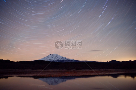 亚当斯山在恒星登记为长期的线条时做了完美的反射图片