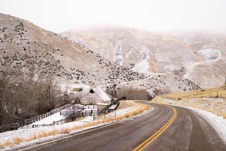 一条冰冷的公路穿过乡村农场牧山坡高速公路71图片
