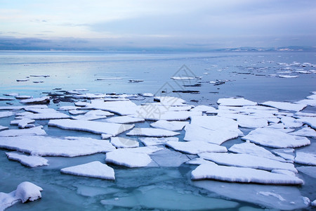 挪威冬季的冰流图片