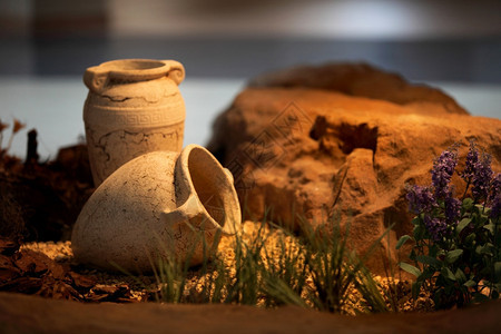 古老传统陶器装饰和工艺品图片