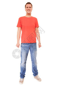 身穿红色T恤短袖牛仔裤的全身青年男子图片