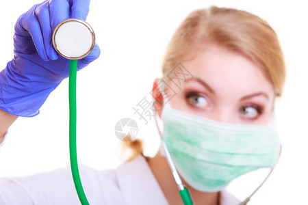 戴面罩和白大衣的妇女带听诊器的医生或护士被隔离医疗保险的务人员图片