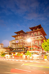 黄昏时新加坡佛陀牙齿遗迹寺的建筑图片