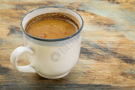 一杯新鲜的脂肪咖啡含黄油和椰子由食物制成的饮概念图片