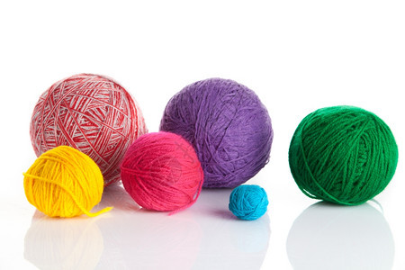 彩色不同的线球白色背景的羊毛编织图片