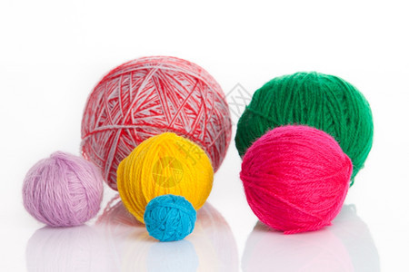 彩色不同的线球白色背景的羊毛编织图片