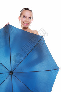 年轻浪漫新娘蓝伞雨背景图片