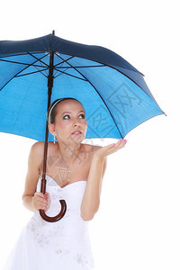 年轻浪漫新娘蓝伞雨背景图片