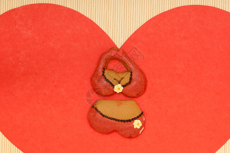 有趣的比基尼内裤红饼干甜点配有冰装饰和红心爱的象征Valentine39白日边框或米竹垫底图片