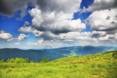 山中美丽的夏日风景蓝天空云布兹扎迪波兰图片