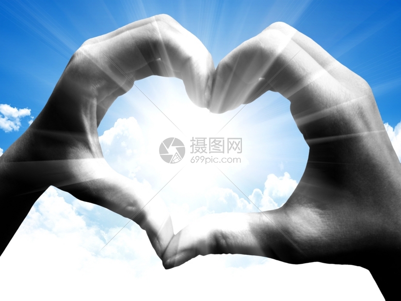 在天空中塑造爱的手影