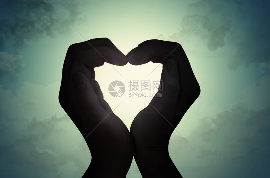 在天空中塑造爱的手影