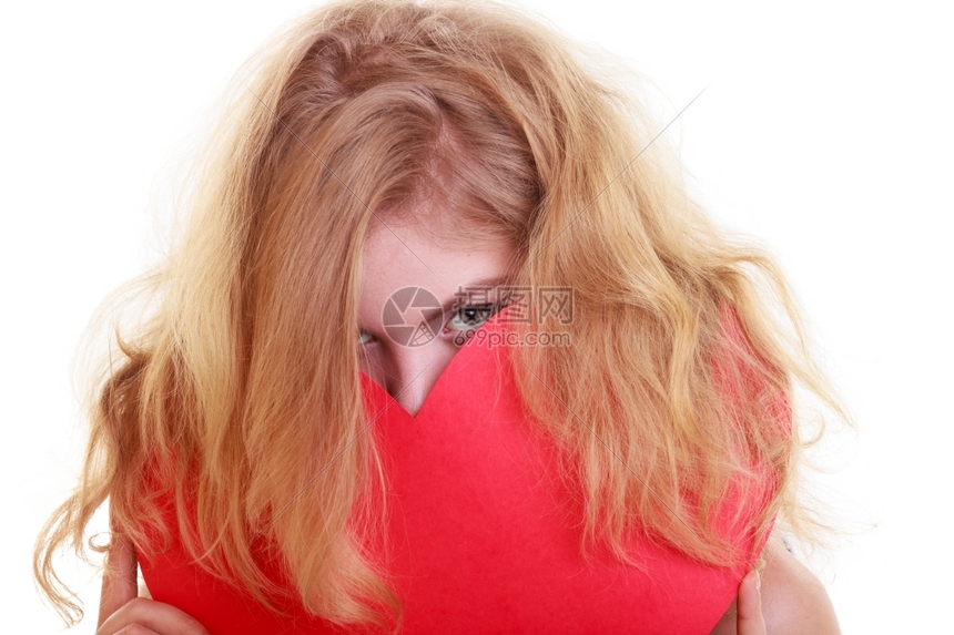 红心爱的符号女人有情节的符号可爱金发女孩用心形大卡遮住她的脸孤立演播室拍摄图片