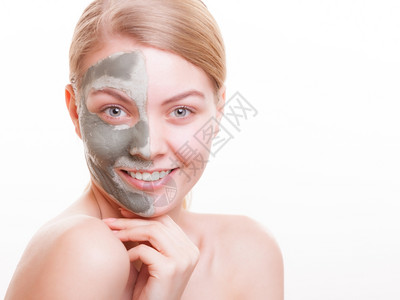 照顾皮肤年轻女脸上戴着粘土面具女孩照顾干燥的情谊孤立斯帕和美容治疗背景图片