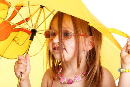 戴眼镜的小女孩打着黄色雨伞图片