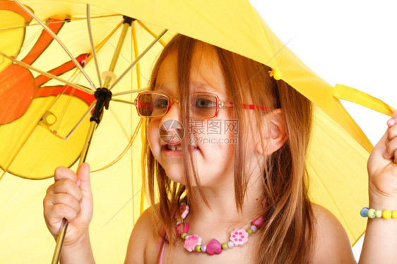 戴眼镜的小女孩打着黄色雨伞图片