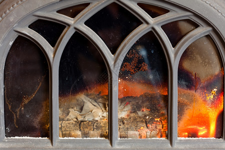 家里冬天壁炉有橙色火焰的壁炉暖和图片