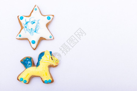 土制姜饼蛋糕小马和星白色的有冰淇淋和彩色装饰作为背景节日手工装饰概念图片