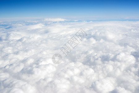 垂直构成蓝色天空和飞毛云高图片