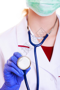 女部分身着白色实验室大衣医生或护士面部罩与听诊器隔离医疗人员负责保险图片
