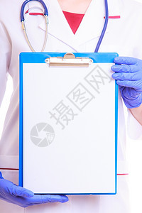 医生或护士将空白间剪贴板放在格上将医疗人员隔离开来负责医疗保险图片