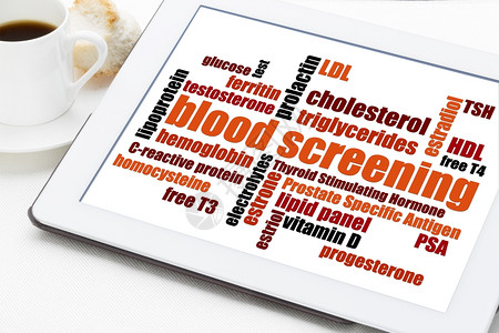 睾酮血清筛查保健概念数字平板上的云加咖啡杯背景