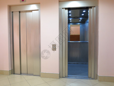 两台现代电梯一是开着的另一台是闭着门的图片