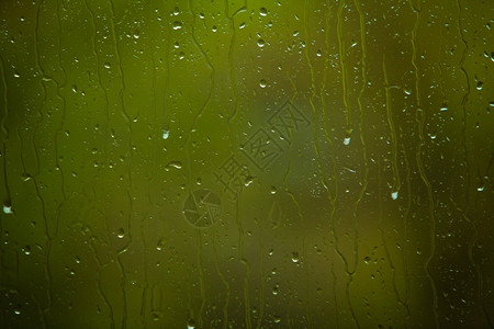 关闭玻璃窗上的水滴雨作为背景纹理高清图片