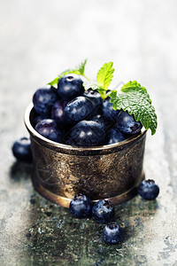 木背景的蓝莓碗图片