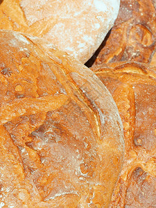 许多棕褐色新鲜面包背景背景图片