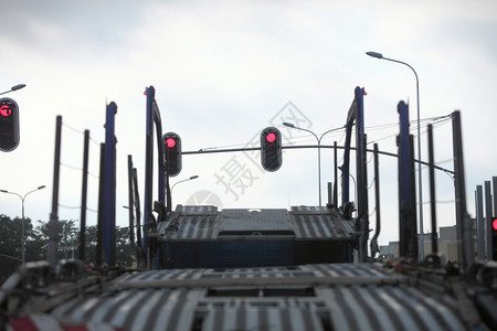 封锁公路上的空车运货卡城市的交通灯图片