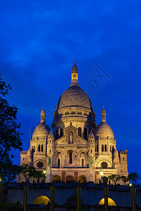 神圣之心巴西利卡BasilicaoftheSacreatCur在晚上的巴黎山马特ParisMontteMontmartre图片