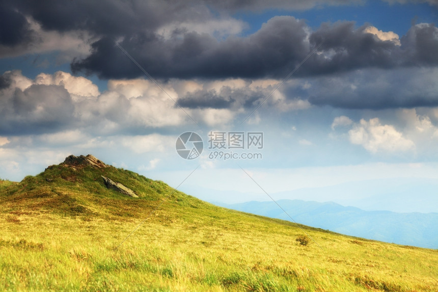 山丘美丽的夏季风景在山的黑暗天空中乌云布兹扎迪波兰图片