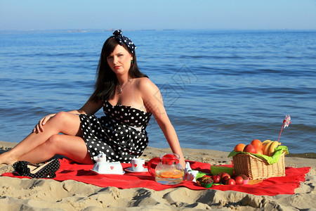 沙滩野餐美人沙滩上的女复古背景