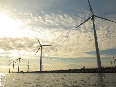 日落出时在丹麦附近的沿海黄岸风轮涡机发电站用于可再生能源产替代绿色能源生态图片