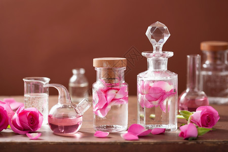 用玫瑰花和鲜火瓶装的炼粉和芳香疗法图片