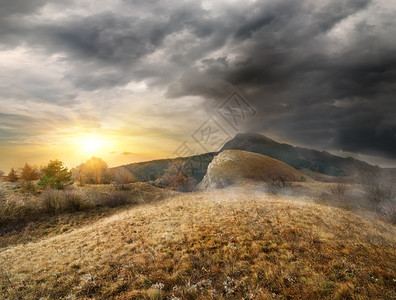克里米亚秋山的美丽日出图片