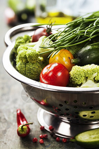 绿花椰菜和健康的有机蔬菜在木质背景上图片