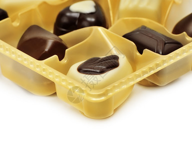 盒子里的各式巧克力图片