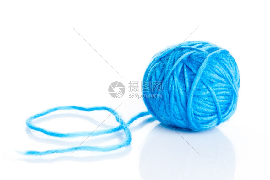 白上孤立的蓝毛线球图片