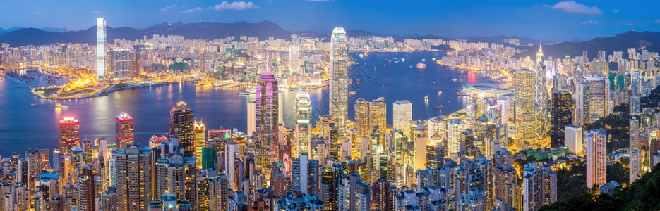 全景香港天际黄昏时从维多利亚峰起图片