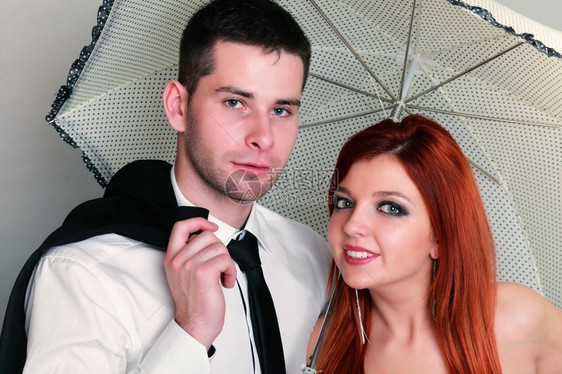 喜庆日幸福的已婚夫妇肖像红发蓝眼睛的新娘和郎图片