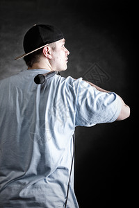 Rapper态度说唱歌手跳舞表演戴着帽子麦克风的年轻人图片