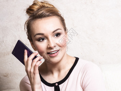 现代女商人的肖像时髦女孩在手机智能上说话背景图片