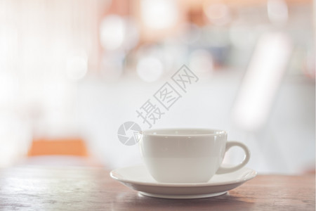 木制桌上的白咖啡杯股票照片图片
