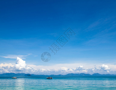 海面上空的蓝色云天背景图片