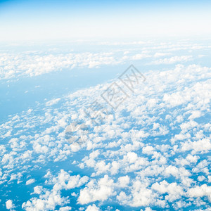 蓝天从云中飞翔的机窗口中查看天景云色鸟39眼睛图片