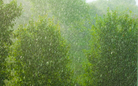 在窗外的夏季雨中水滴在玻璃窗上作为背景纹理图片