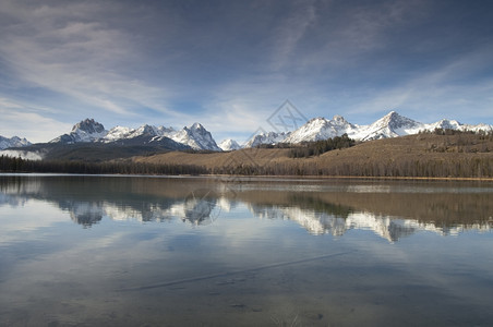 平滑湖水中的山岳反射图片