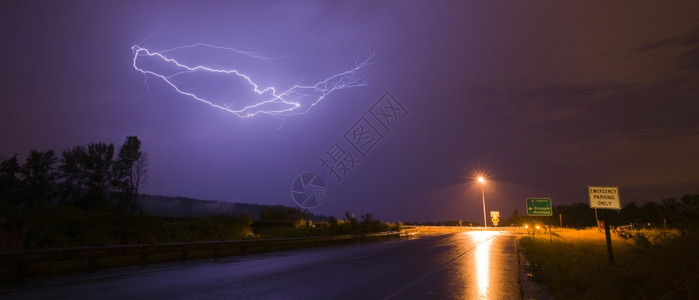 在尼斯夸利谷的隆高速公路上喷发闪电图片